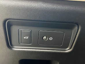 Vehicle image LAND ROVER Discovery 3.0 D I6 300 Metropolitan Edition