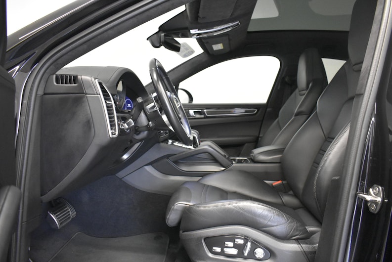 Vehicle image PORSCHE CAYENNE