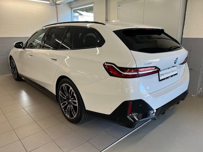 Vehicle image BMW 5 SERIES