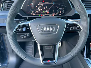 Audi Q8 50 e-tron S line quattro