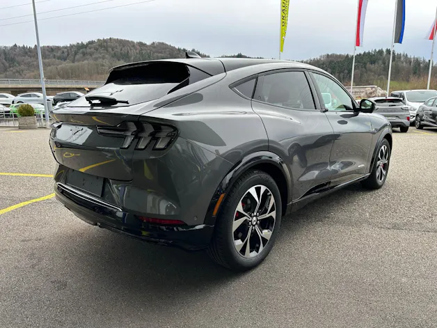 FORD Mustang MACH-E Premium AWD 75 kWh 0.99% Leasing in Verbindung mit Ford Baloise Versicherung für 1 Jahr