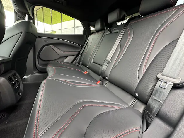 FORD Mustang MACH-E Premium AWD 75 kWh 0.99% Leasing in Verbindung mit Ford Baloise Versicherung für 1 Jahr