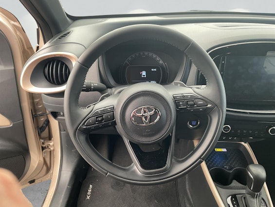 Vehicle image 10