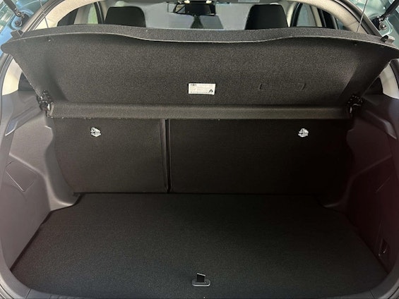 Vehicle image 6 Vehicle image 6