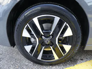Peugeot 208 1.2 Hybrid Allure Premium Bern Edition
