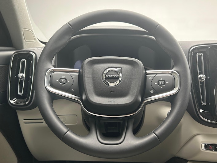 Vehicle image VOLVO XC40