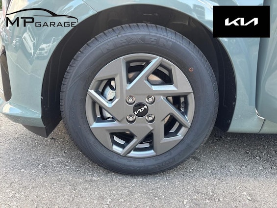 Vehicle image 14 Vehicle image 14