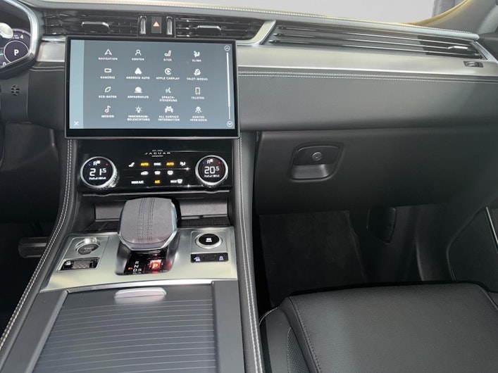 Vehicle image JAGUAR F-PACE