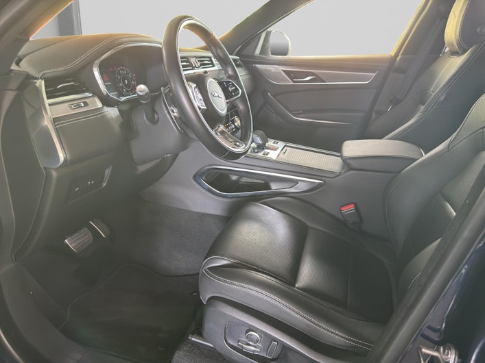 Vehicle image JAGUAR F-PACE