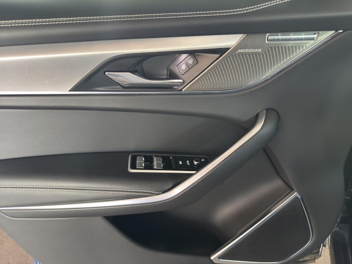 Vehicle image JAGUAR F-PACE