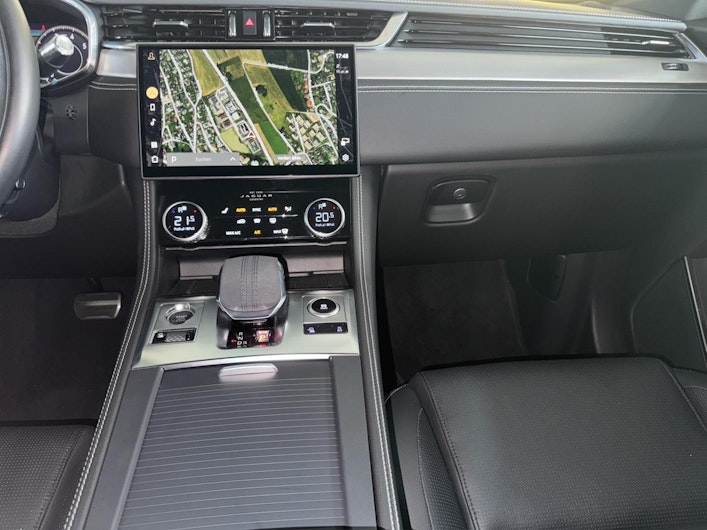 Vehicle image JAGUAR F-PACE