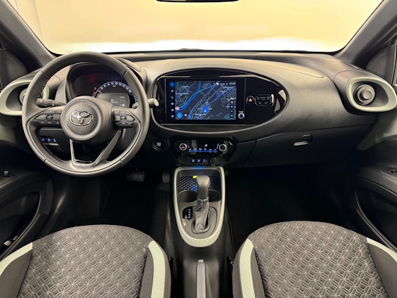 Vehicle image 6