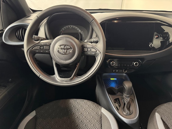 Vehicle image 6