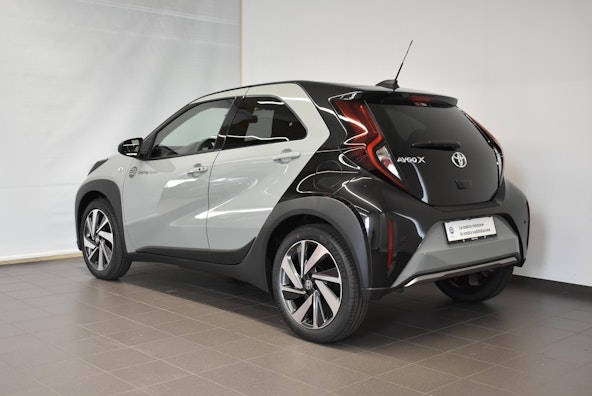 Vehicle image 3