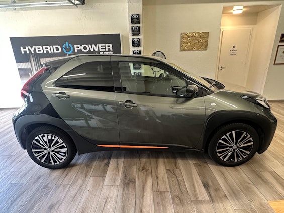 Vehicle image 3