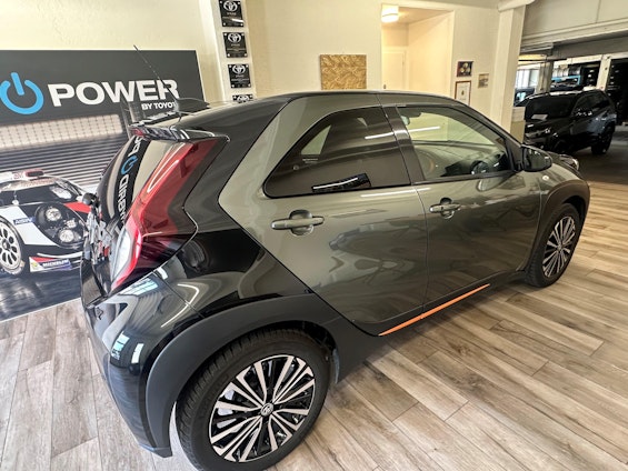 Vehicle image 4