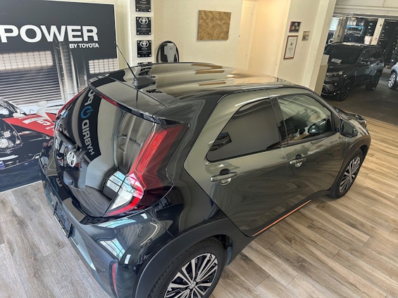 Vehicle image 6