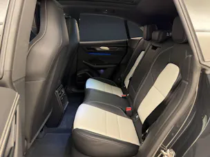 PORSCHE Macan 4
