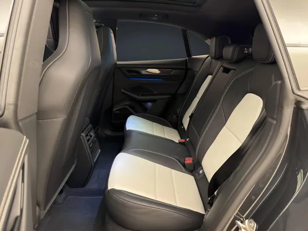 PORSCHE Macan 4
