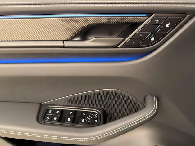 PORSCHE Macan 4