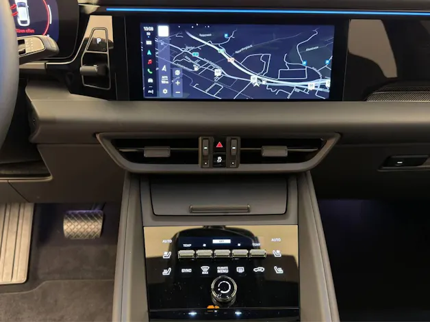 PORSCHE Macan 4