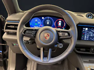 PORSCHE Macan 4