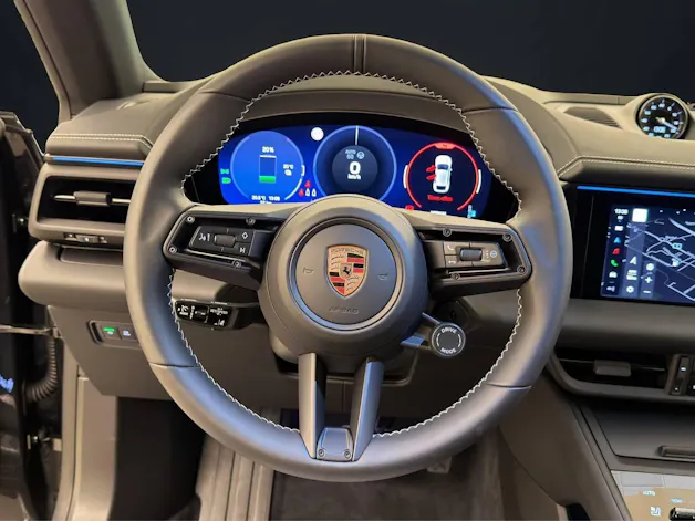 PORSCHE Macan 4