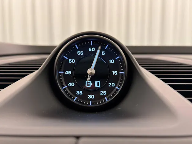 PORSCHE Macan 4