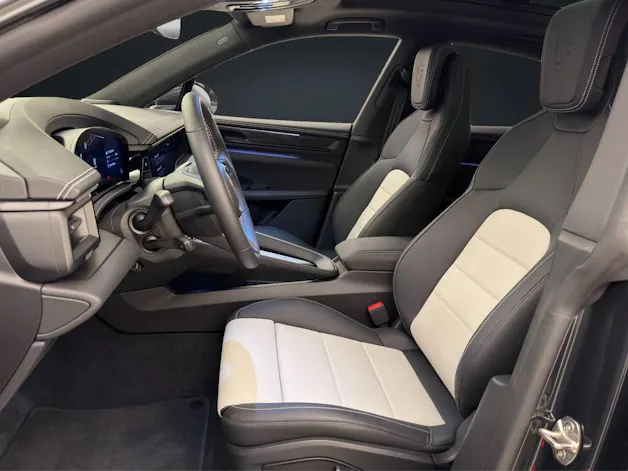 PORSCHE Macan 4