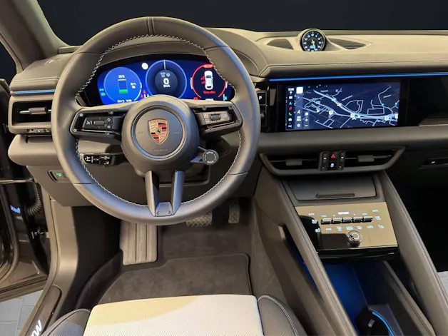 PORSCHE Macan 4