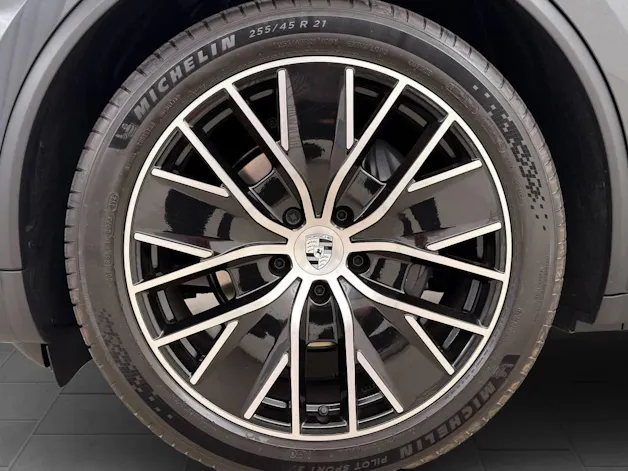 PORSCHE Macan 4