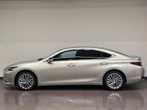 Vehicle image LEXUS ES 300h Excellence