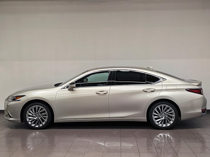 Vehicle image LEXUS ES