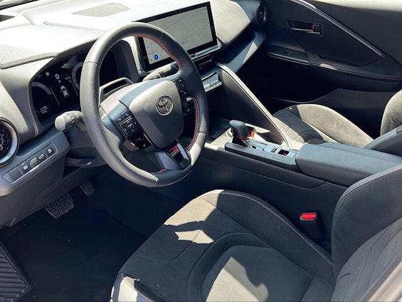 Vehicle image 5