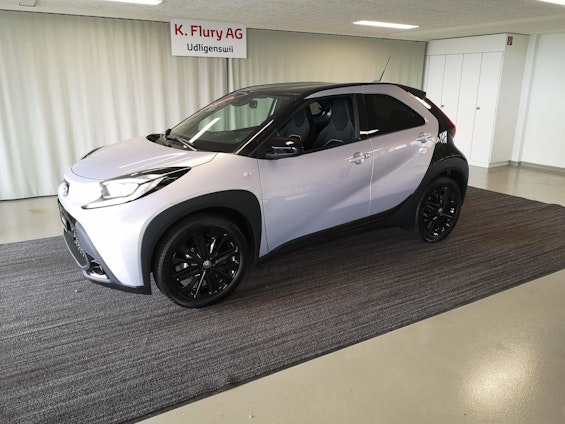 First vehicle image