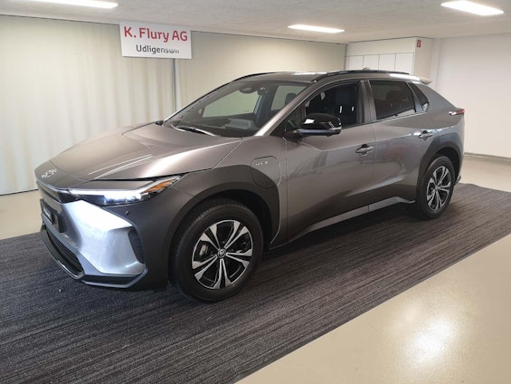 First vehicle image