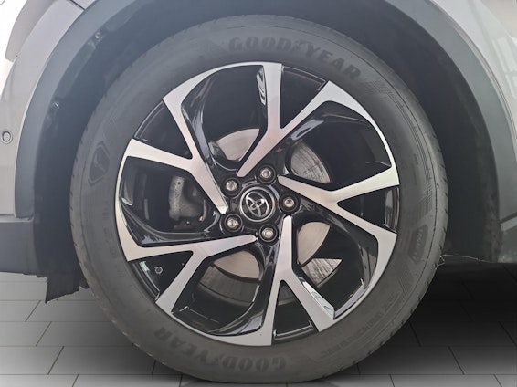 Vehicle image 14