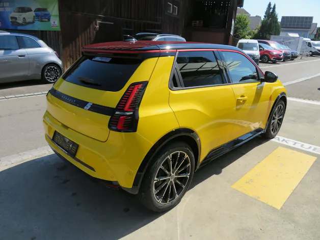 Renault 5 E-Tech Comfort Range iconic five