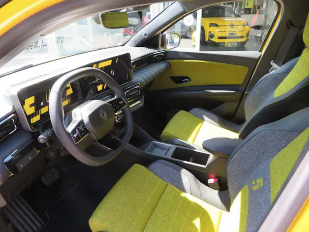 Renault 5 E-Tech Comfort Range iconic five