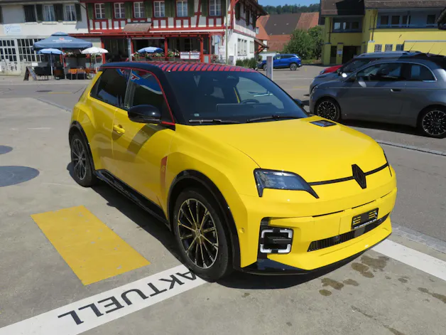 Renault 5 E-Tech Comfort Range iconic five