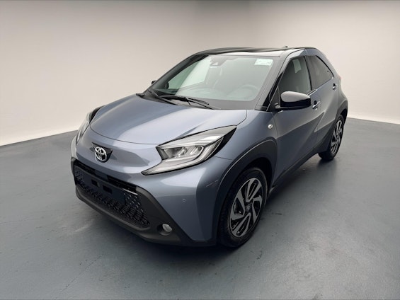 First vehicle image