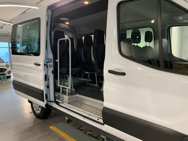 Ford E-Transit 13 Plätzer Personentransport