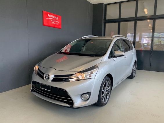 First vehicle image