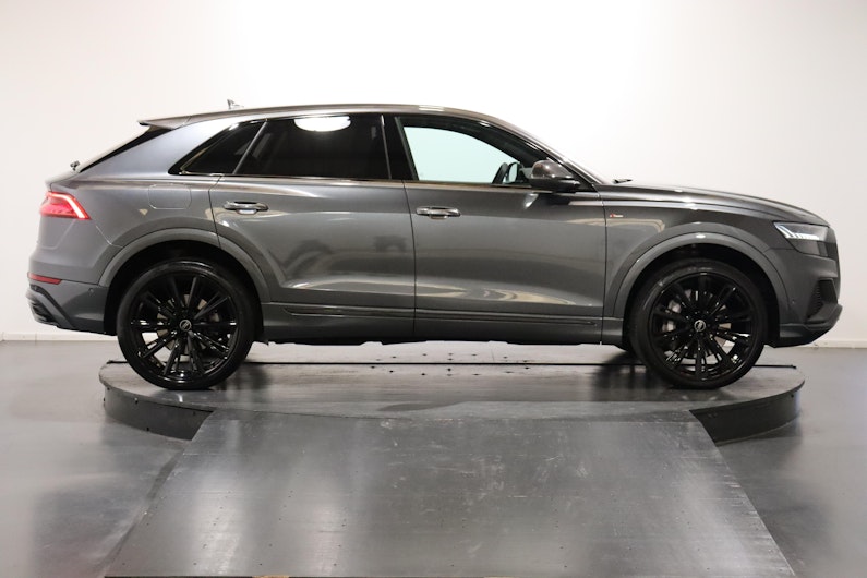 Vehicle image AUDI Q8