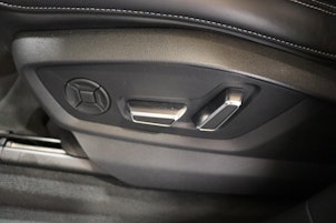 Vehicle image AUDI Q8 3.0 55 TFSI e quattro T-Tronic