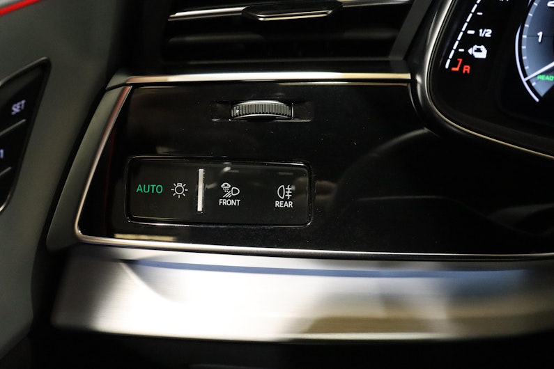 Vehicle image AUDI Q8