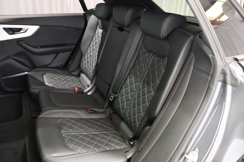 Vehicle image AUDI Q8