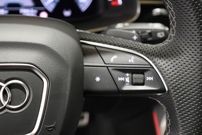 Vehicle image AUDI Q8