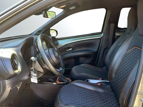 Vehicle image 4