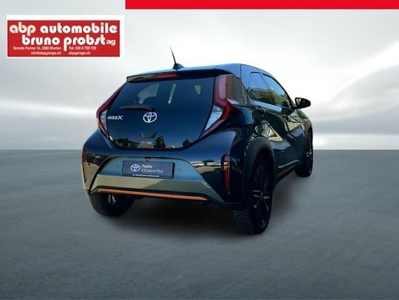 Vehicle image 10